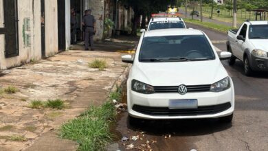 Corpo de homem  encontrado dentro de carro estacionado na Avenida Tancredo Neves