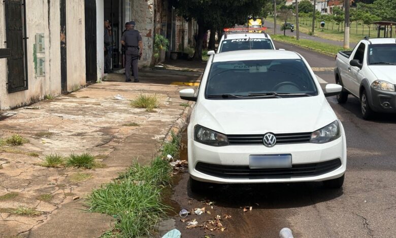 Corpo de homem  encontrado dentro de carro estacionado na Avenida Tancredo Neves