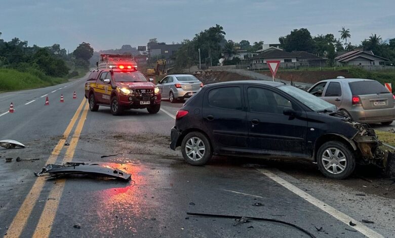 Motociclista grvida de 9 meses morre aps coliso com carro e caminho-ba em SC; beb no sobreviveu