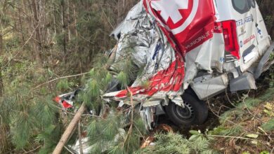 Ambulância fica destruída e motorista morre após veículo sair de pista e bater em árvores na Serra de SC