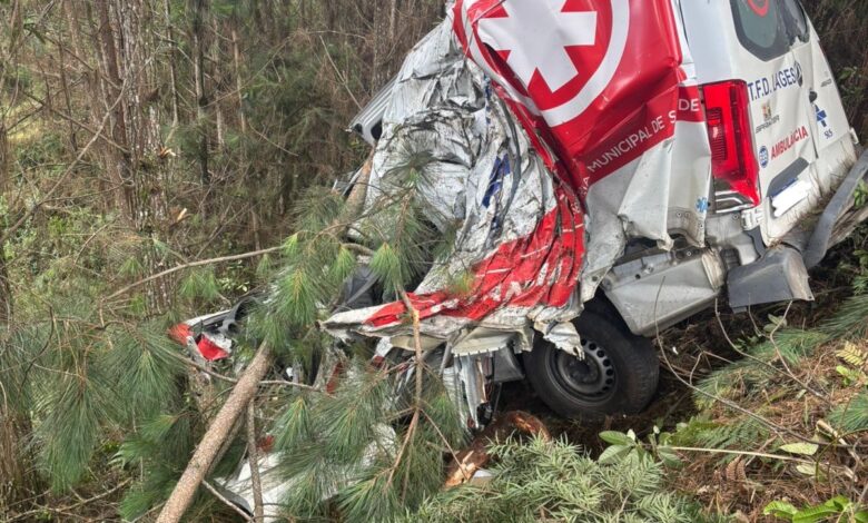 Ambulância fica destruída e motorista morre após veículo sair de pista e bater em árvores na Serra de SC