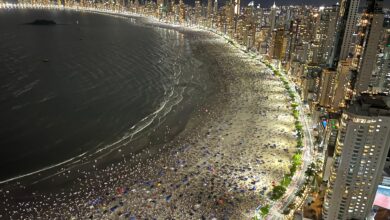 Balneário Camboriú tem orla cheia para esperar por 2025; expectativa é receber 1 milhão de pessoas na Praia Central | Santa Catarina