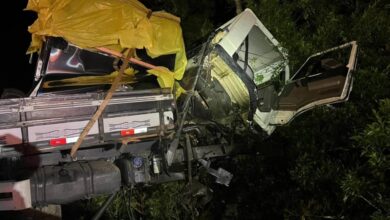 Caminhão fica pendurado em penhasco e fecha Serra do Rio do Rastro em SC