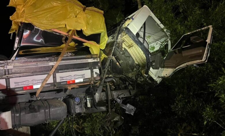 Caminhão fica pendurado em penhasco e fecha Serra do Rio do Rastro em SC