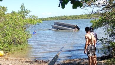 Catamarã vira, bebê cai no mar e é levada ao hospital após se afogar em SC