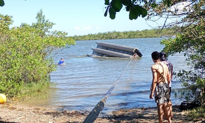 Catamarã vira, bebê cai no mar e é levada ao hospital após se afogar em SC