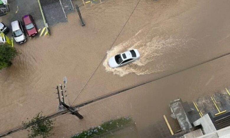 Chuva intensa alaga ruas, interrompe circulação de ônibus e adia prova de vestibular em Joinville