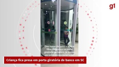 Criança fica presa em porta giratória de banco, mobiliza resgate e viraliza com 'plenitude' em SC; VÍDEO