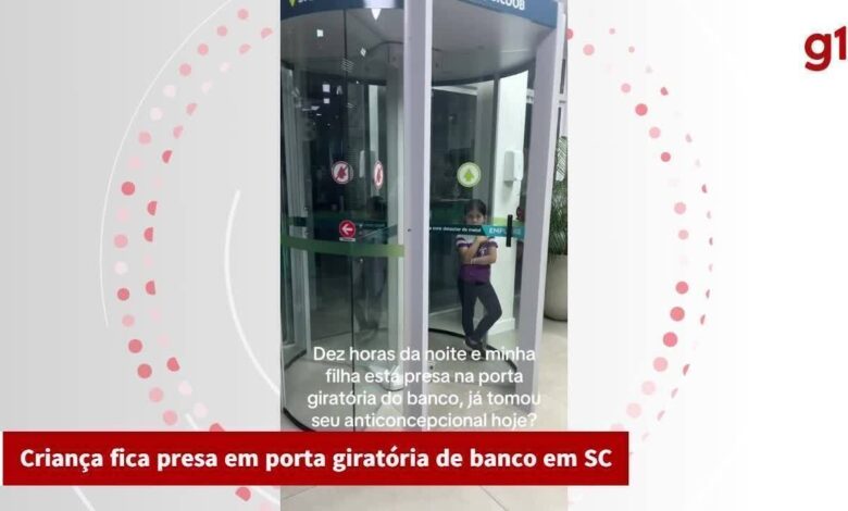 Criança fica presa em porta giratória de banco, mobiliza resgate e viraliza com 'plenitude' em SC; VÍDEO