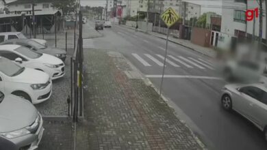 Menino é atropelado na faixa de pedestres por caminhonete enquanto tentava atravessar rua em SC; VÍDEO