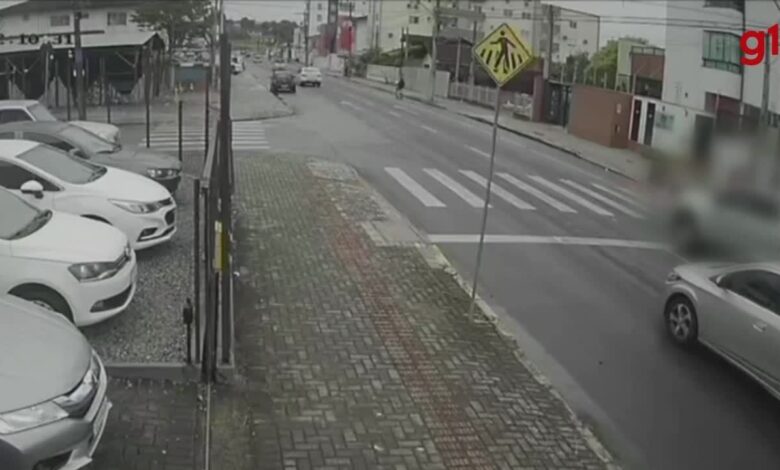 Menino é atropelado na faixa de pedestres por caminhonete enquanto tentava atravessar rua em SC; VÍDEO