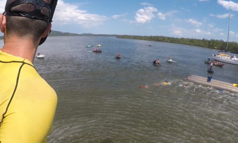 Morte de bebê que caiu de catamarã após rajadas de vento em praia de SC será investigada