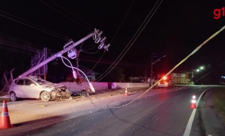 Motorista morre e carro fica destruído após sair de pista, bater em muro e derrubar poste em SC | Santa Catarina