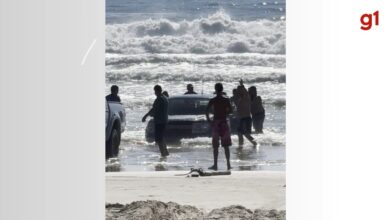 VÍDEO: Caminhonete fica atolada na beira do mar em praia do Litoral Norte de SC | Santa Catarina