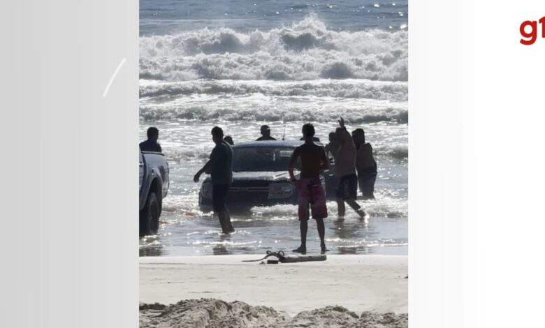 VÍDEO: Caminhonete fica atolada na beira do mar em praia do Litoral Norte de SC | Santa Catarina