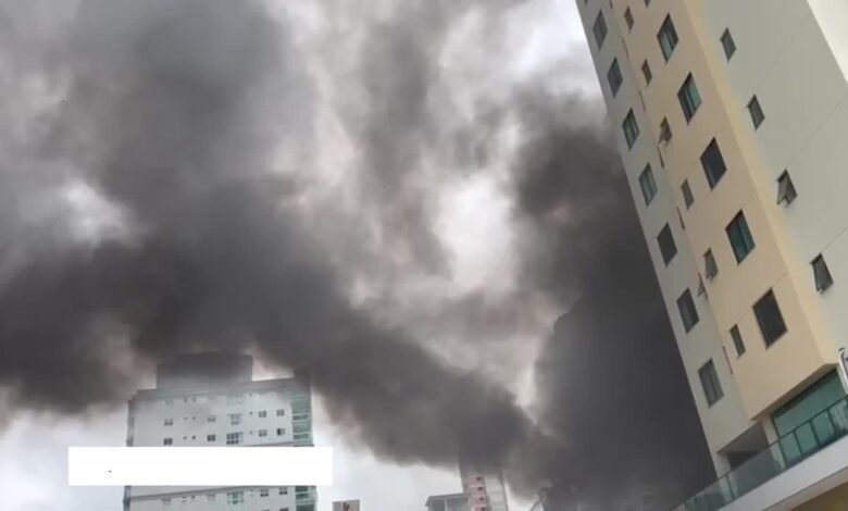 VÍDEO: incêndio atinge mercado em Itapema e mobiliza Corpo de Bombeiros | Santa Catarina