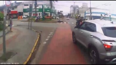 VÍDEO: motociclista sem retrovisor e não habilitado sofre acidente após fugir de abordagem da PM