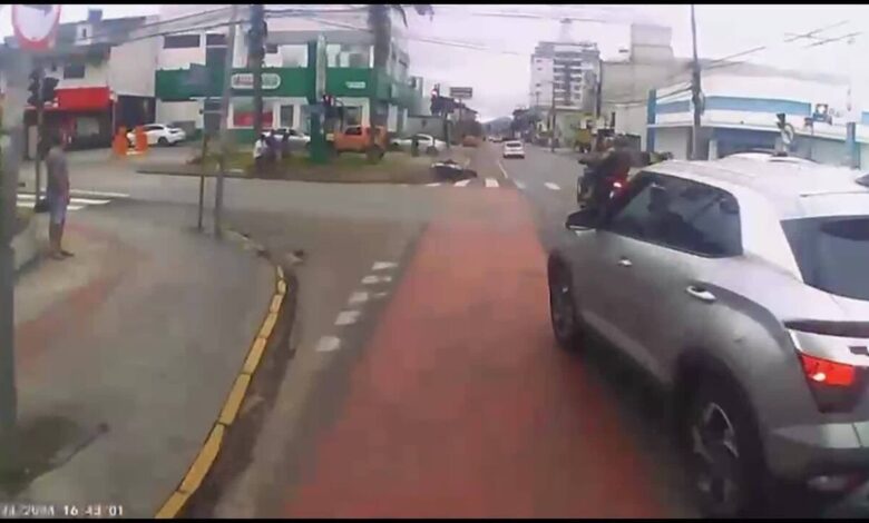 VÍDEO: motociclista sem retrovisor e não habilitado sofre acidente após fugir de abordagem da PM