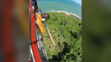 Vídeo mostra bombeiros resgatando corpo de homem achado morto perto de praia de Florianópolis