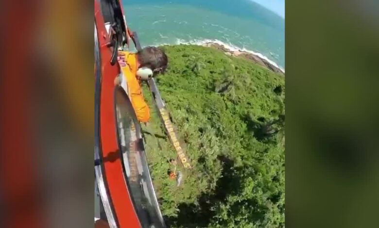 Vídeo mostra bombeiros resgatando corpo de homem achado morto perto de praia de Florianópolis