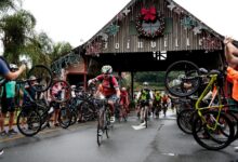 Prefeito de cidade do RS atingida por enchente em 2024 chega a Joinville após pedalar 700 km