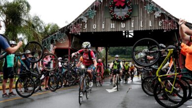 Prefeito de cidade do RS atingida por enchente em 2024 chega a Joinville após pedalar 700 km