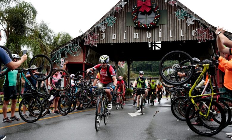 Prefeito de cidade do RS atingida por enchente em 2024 chega a Joinville após pedalar 700 km