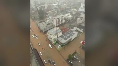 Balneário Camboriú recebe em um dia quase todo o volume de chuvas esperado para janeiro; VÍDEOS mostram situação caótica