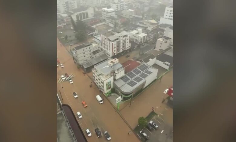 Balneário Camboriú recebe em um dia quase todo o volume de chuvas esperado para janeiro; VÍDEOS mostram situação caótica