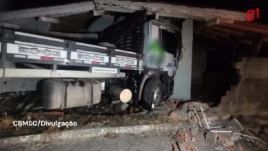 Caminhão desce desgovernado, colide em casa e destrói parte do imóvel em SC; FOTOS