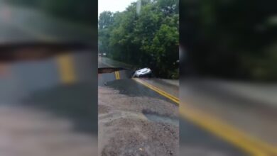 Carro cai em cratera aberta em via em região com maior acúmulo de chuva em Florianópolis; VÍDEO