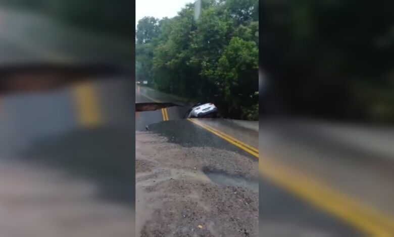 Carro cai em cratera aberta em via em região com maior acúmulo de chuva em Florianópolis; VÍDEO