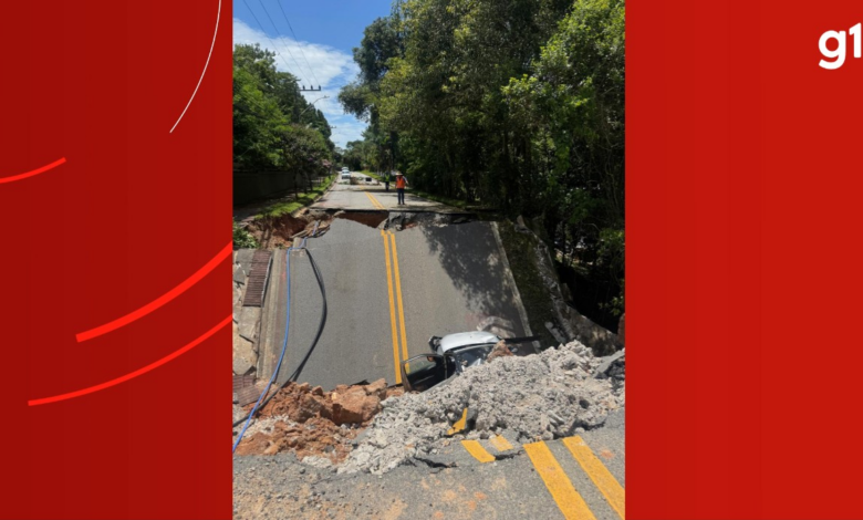 Carro que caiu em cratera em via de Florianópolis após fortes chuvas segue no local há 4 dias