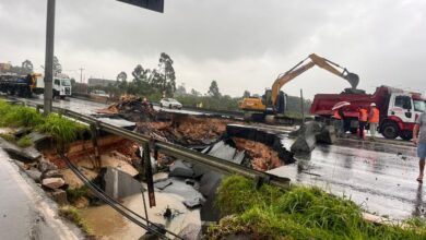 Cratera causada por fortes chuvas interdita trecho da BR-101 na Grande Florianópolis; veja desvios