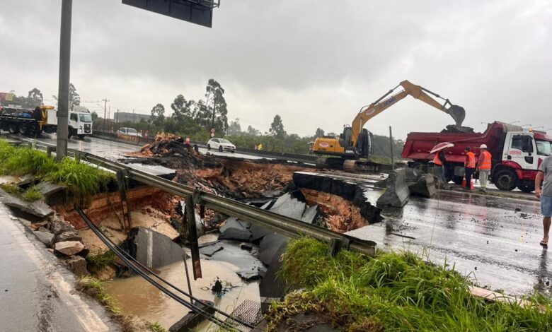 Cratera causada por fortes chuvas interdita trecho da BR-101 na Grande Florianópolis; veja desvios