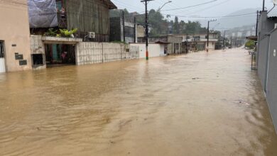 Grávida dá à luz em casa após ficar ilhada em meio a alagamento e forte chuva em Camboriú