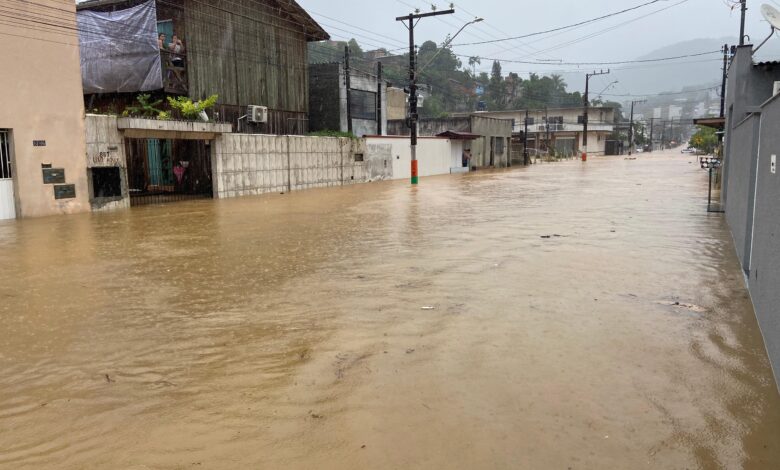 Grávida dá à luz em casa após ficar ilhada em meio a alagamento e forte chuva em Camboriú