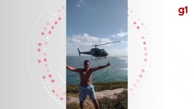 Helicóptero da PM 'posa' para foto de turista em praia de SC, e vídeo viraliza: 'Na hora certa'