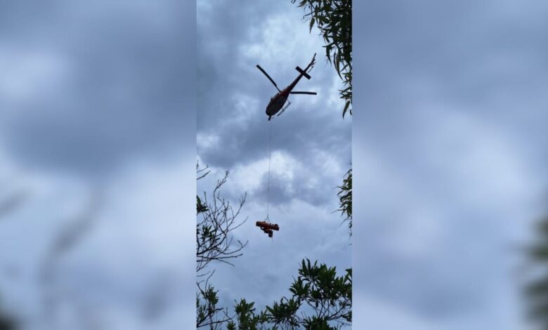 Idosa sofre queda em trilha e é resgatada de helicóptero em Bombinhas; VÍDEO