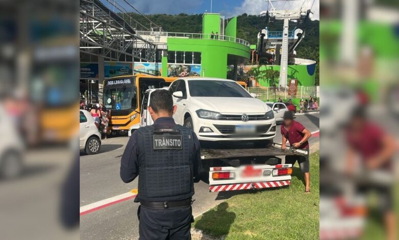 Mais de 200 veículos estacionados de forma irregular em ponto turístico de Balneário Camboriú são multados