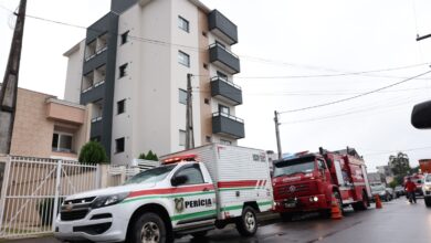 Mulher morre e quatro precisam de atendimento médico após apartamento pegar fogo em SC