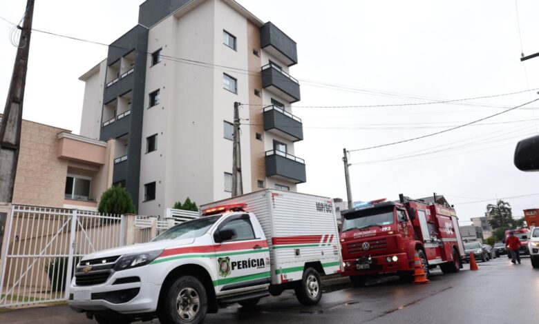 Mulher morre e quatro precisam de atendimento médico após apartamento pegar fogo em SC