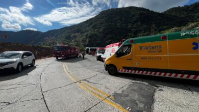 Ônibus com adolescentes a caminho do Beto Carrero World tomba e deixa feridos na SC-418