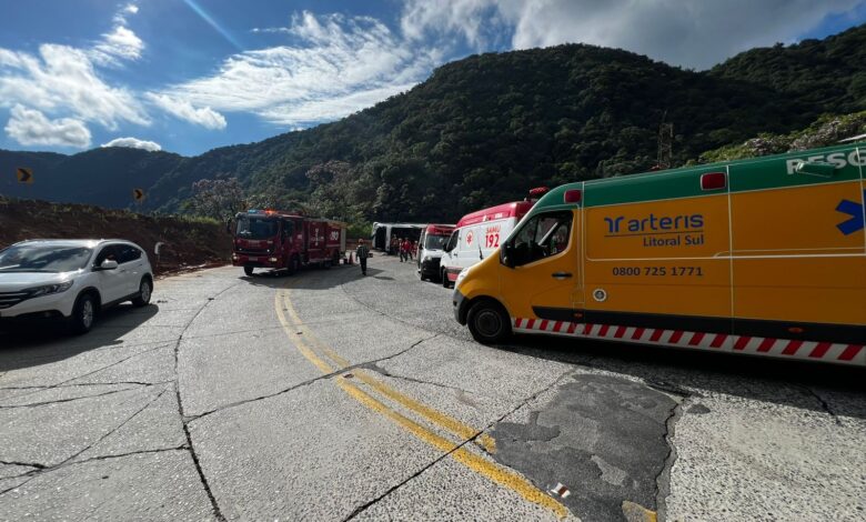 Ônibus com adolescentes a caminho do Beto Carrero World tomba e deixa feridos na SC-418