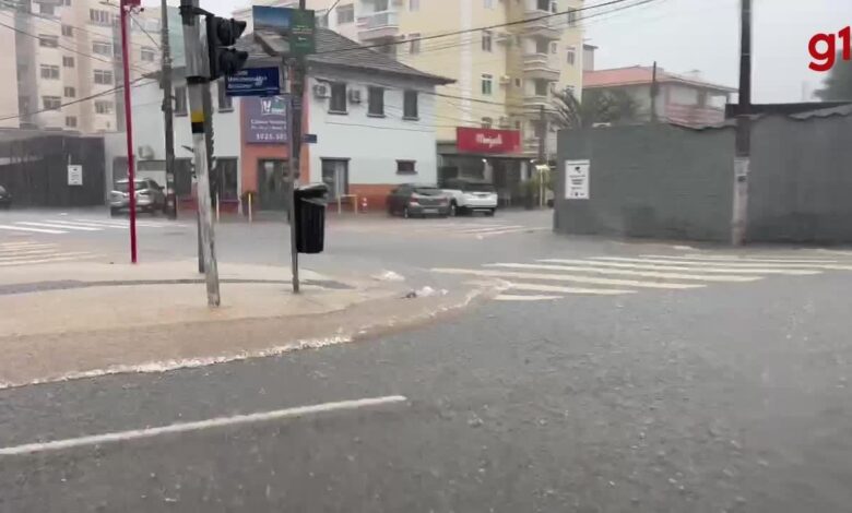 Pousos e decolagens são cancelados no Aeroporto Internacional de Florianópolis por causa da chuva