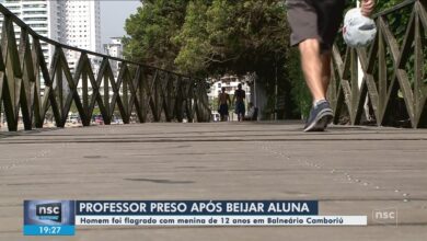 Professor flagrado beijando aluna de 12 anos em Balneário Camboriú é preso após 2 meses foragido