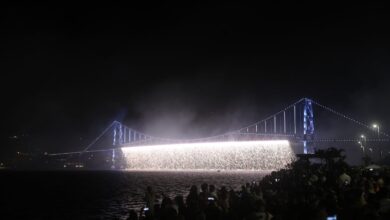 Réveillon 2025 em Florianópolis tem show de fogos, luzes e cascata na ponte com iluminação cênica