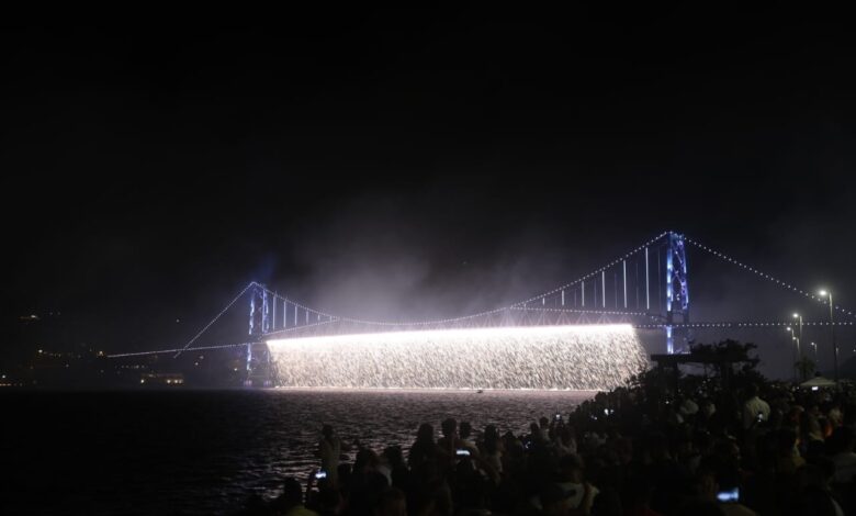 Réveillon 2025 em Florianópolis tem show de fogos, luzes e cascata na ponte com iluminação cênica