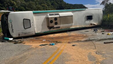 'Só senti que foi virando', diz passageiro de ônibus que tombou em SC a caminho do Beto Carrero World