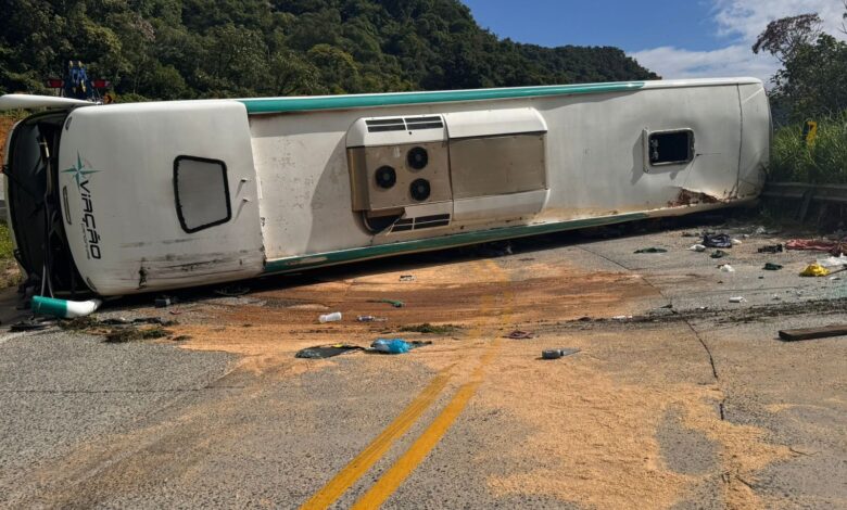 'Só senti que foi virando', diz passageiro de ônibus que tombou em SC a caminho do Beto Carrero World